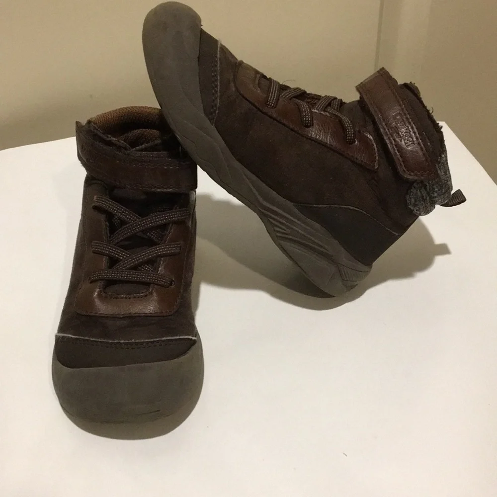 OshKosh B’gosh kids high top ankle shoes boots size 9M brown